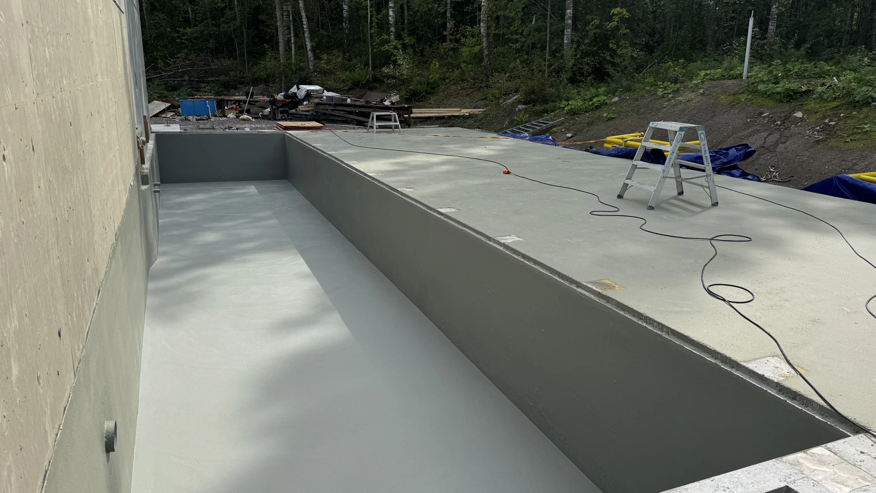 Pinnoitettu betonirakenne teollisuuskohteessa